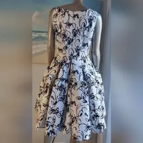 ^$5,000 OSCAR DE LA RENTA ICONIC WHITE FLORAL PLEAD SILK RUNW DRESS US S - Picture 8 of 15